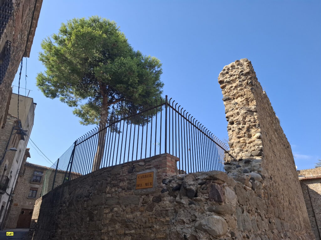 Corçà - Mur de la muralla