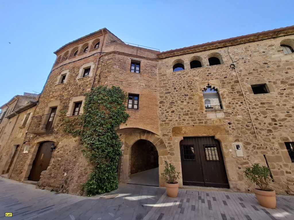 Corçà - Portal de Sta. Maria